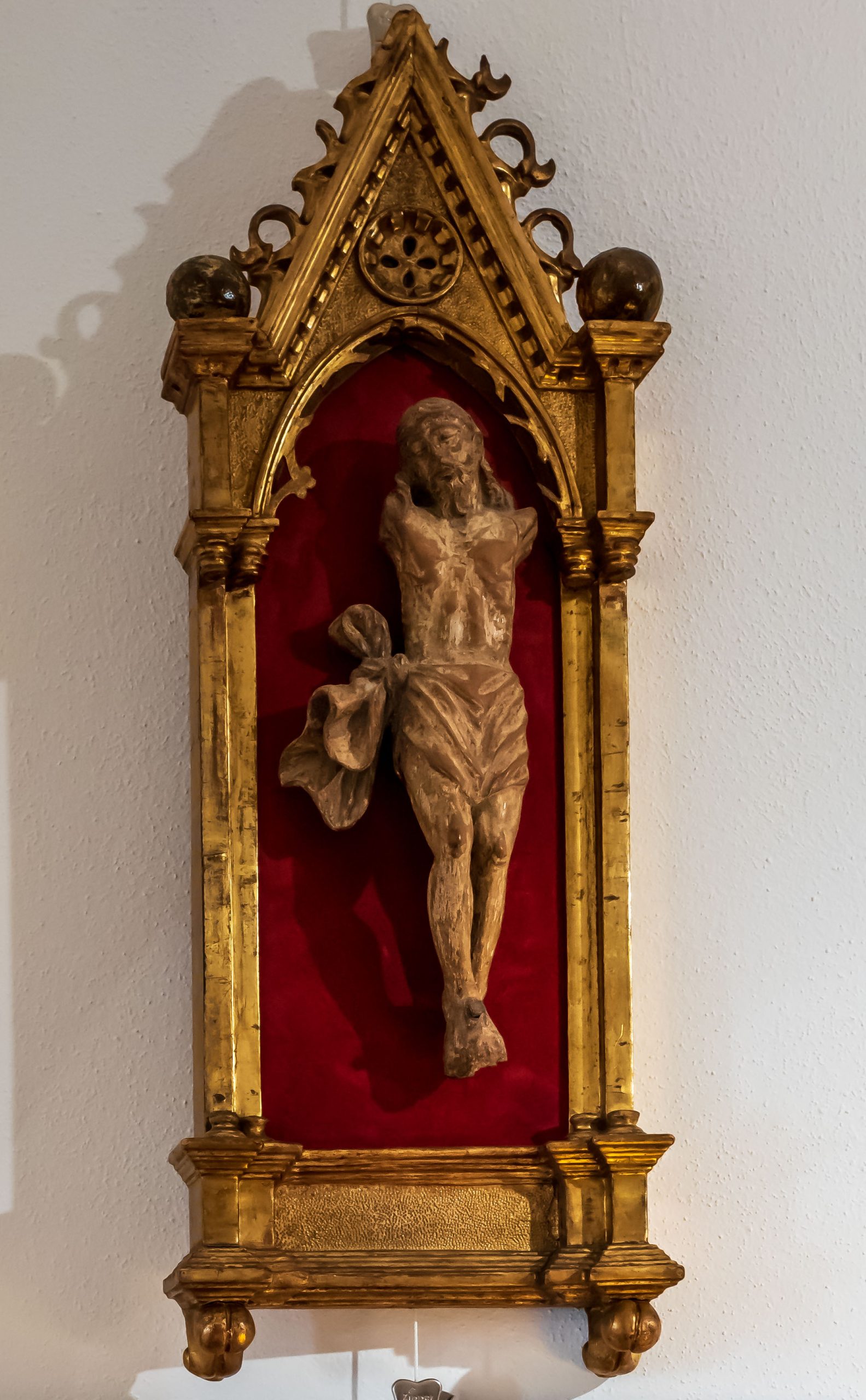 Cristo in legno XVlll secolo in cornice/teca neogotica