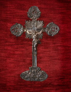 Crocifisso in argento sbalzato XVIII.XIX d'entro teca in vetro e velluto rosso 
