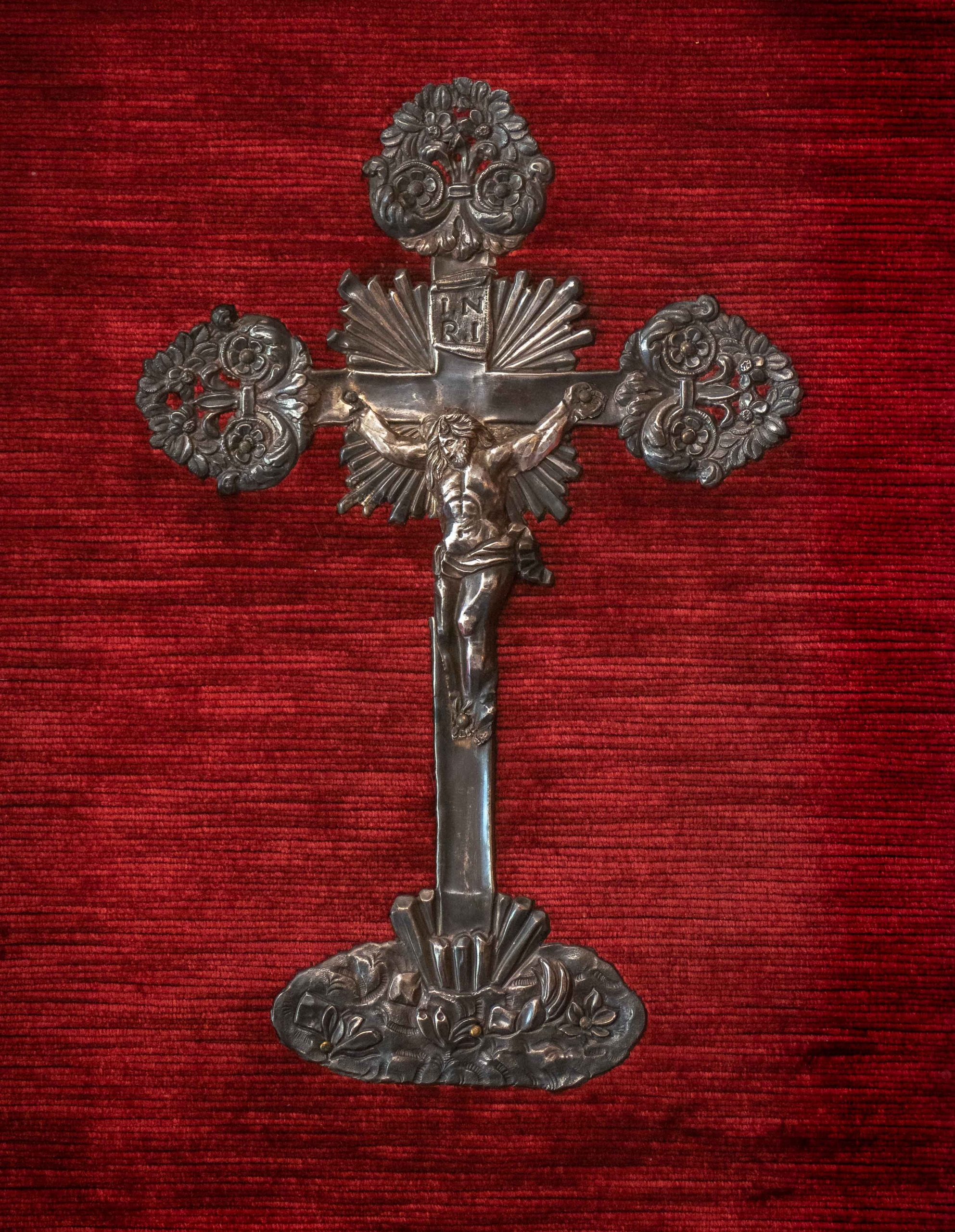 Crocifisso in argento sbalzato XVIII.XIX d'entro teca in vetro e velluto rosso