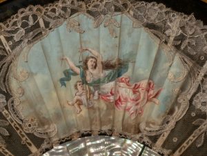 Dettaglio Ventaglio in madreperla e pizzo XlX secolo, traforato con decori a fiori e foglie