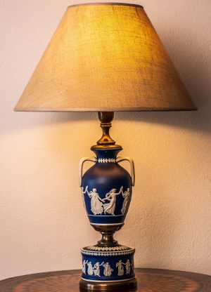 Lampada tipo wedgwood con fondo blu e figure in bianco Con la danza delle ore