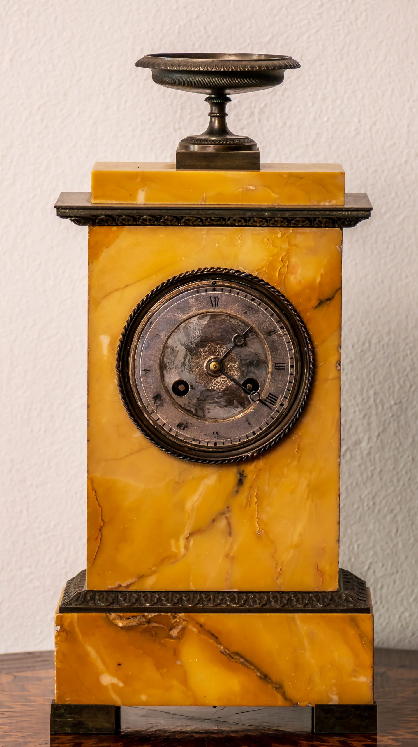 Orologio da tavolo Pendola da appoggio in marmo giallo. Francia.orologiaio Pons 1827