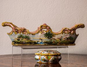 Centrotavola ed una scatoletta Minghetti in ceramica Bologna XIX secolo