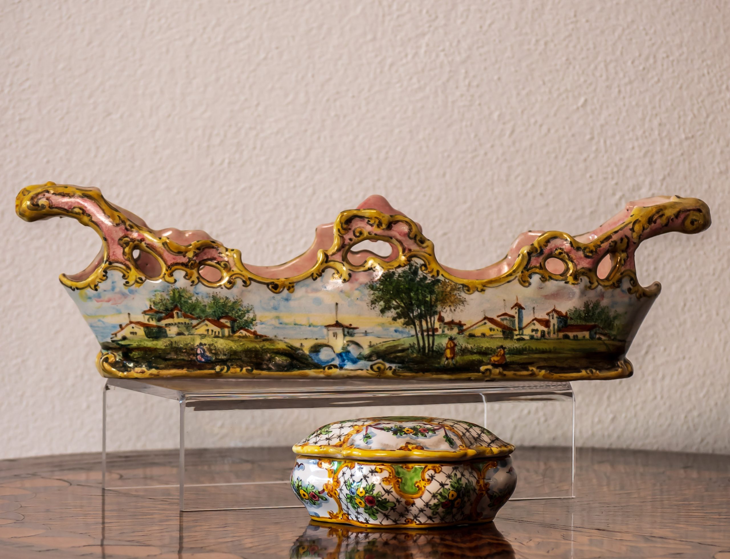 Centrotavola ed una scatoletta Minghetti in ceramica Bologna XIX secolo