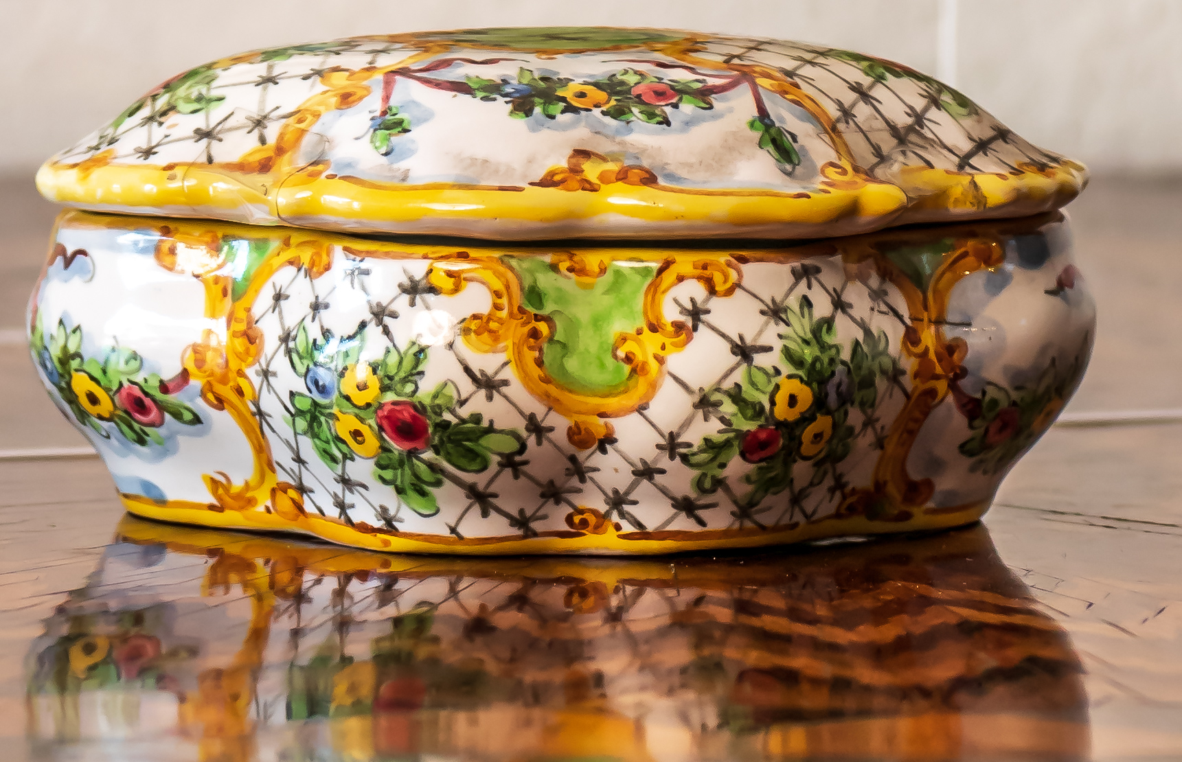 scatoletta Minghetti in ceramica Bologna XIX secolo
