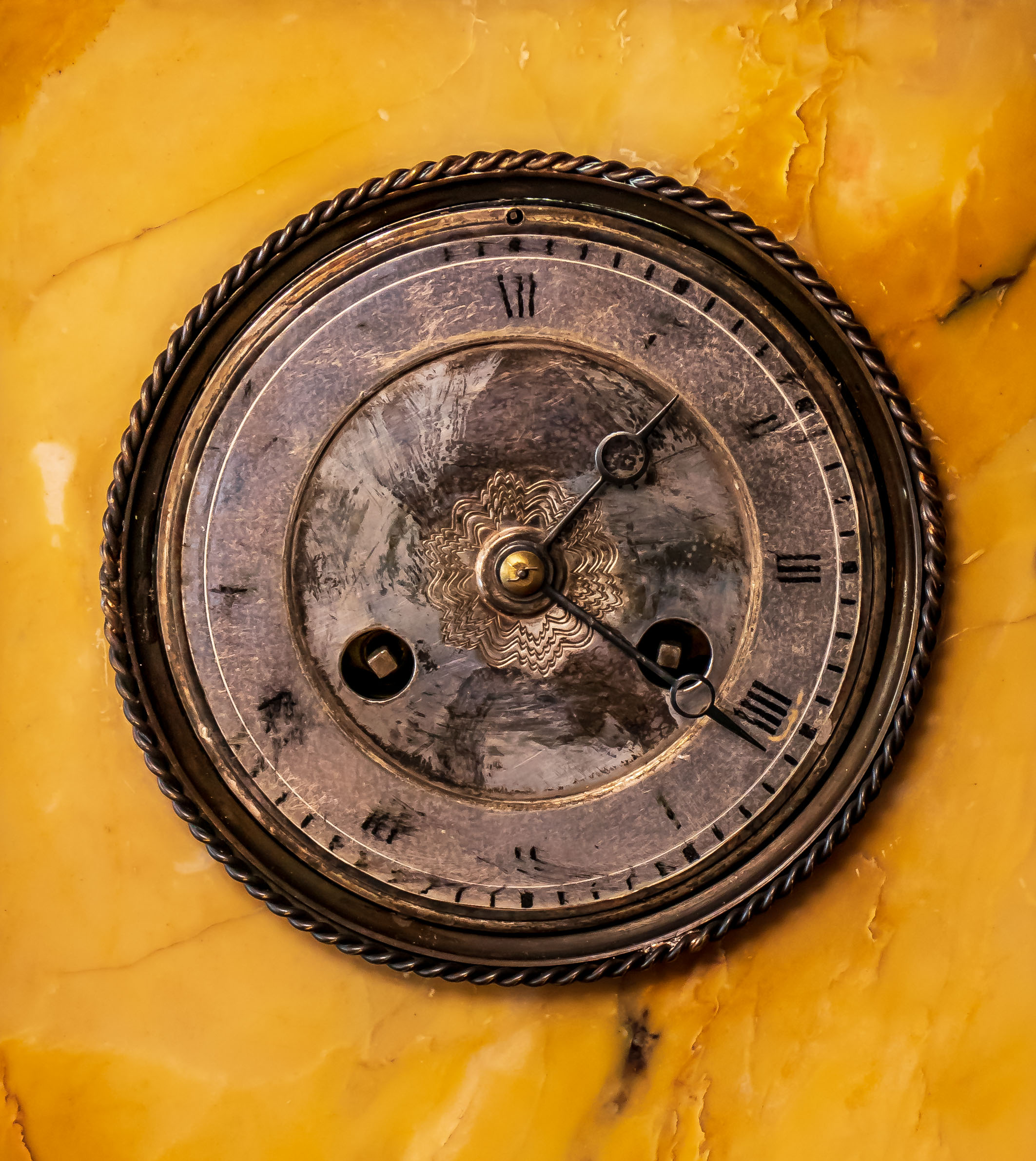 Orologio da tavolo Pendola da appoggio in marmo giallo. Francia.orologiaio Pons 1827 - immagine 2
