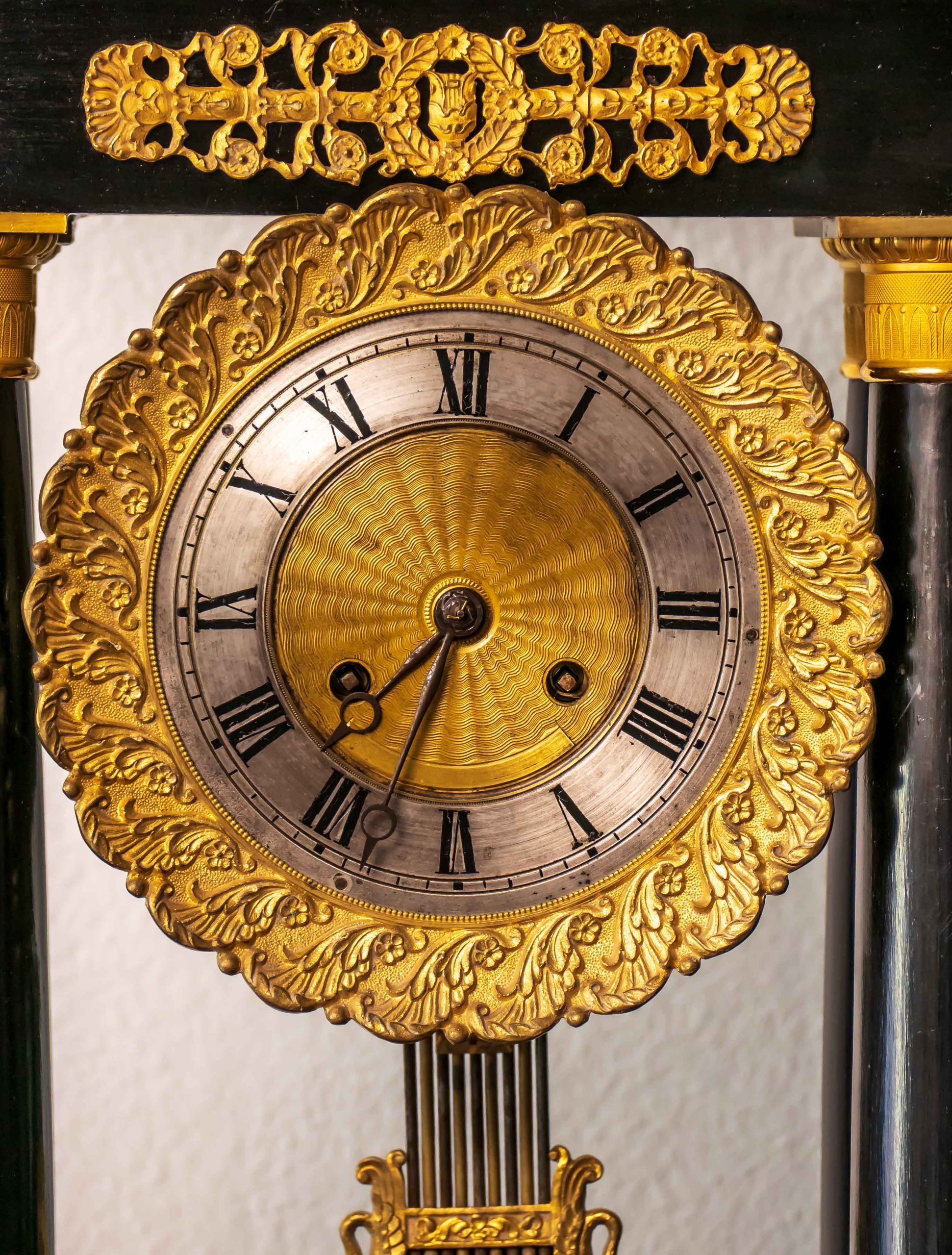 Pendola da appoggio in legno ebanizzato e bronzo dorati - immagine 2