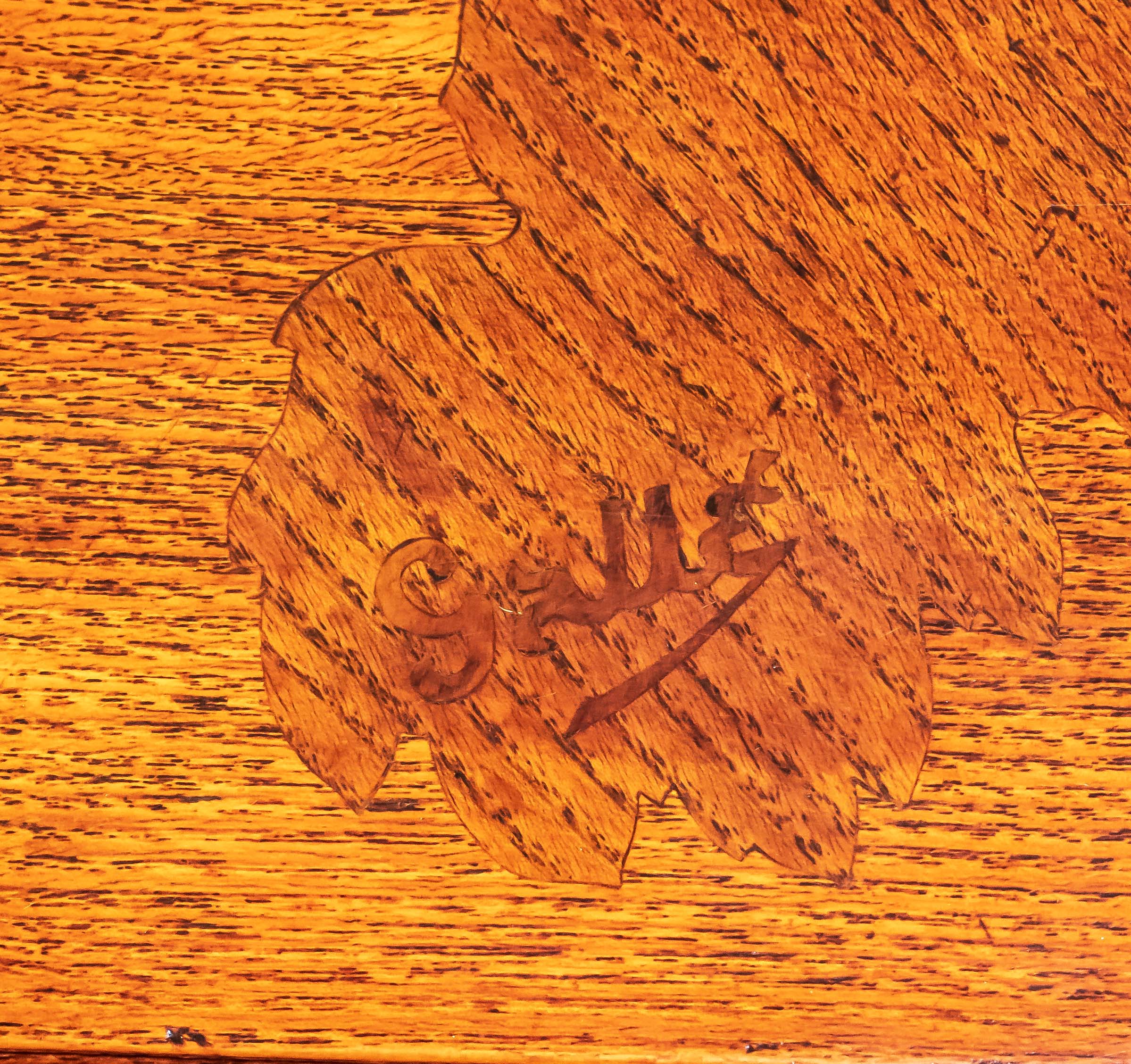 Particolare firma Rarissimo tavolino Galle' ad imitazione del bambù a due ripiani intarsiati in legno vari firmato