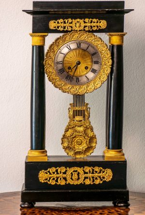 Pendola da appoggio in legno ebanizzato e bronzo dorati