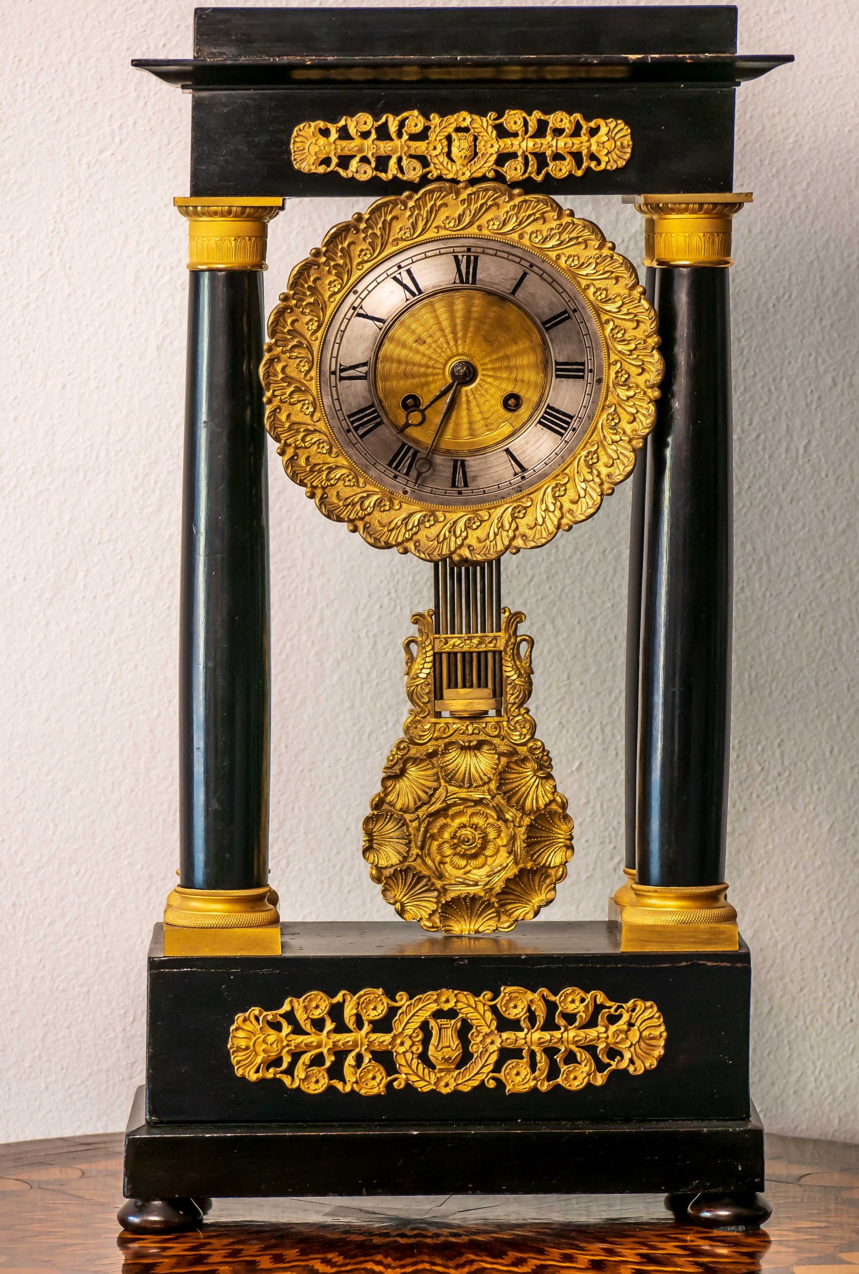 Pendola da appoggio in legno ebanizzato e bronzo dorati