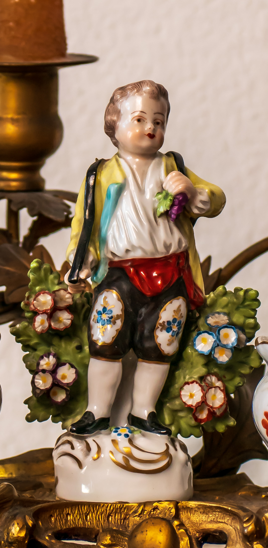 Prestigioso calamaio in porcellana e bronzo dorato dettaglio