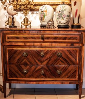 Rarissimo cassettone luigi XVI 1700 Serrature e maniglie originali a 3. Cassetti di cui 1 sottopiano