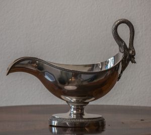Salsiera impero in argento parigi 1810 ca liscia con bordo a foglie presa a cigno su base ovale