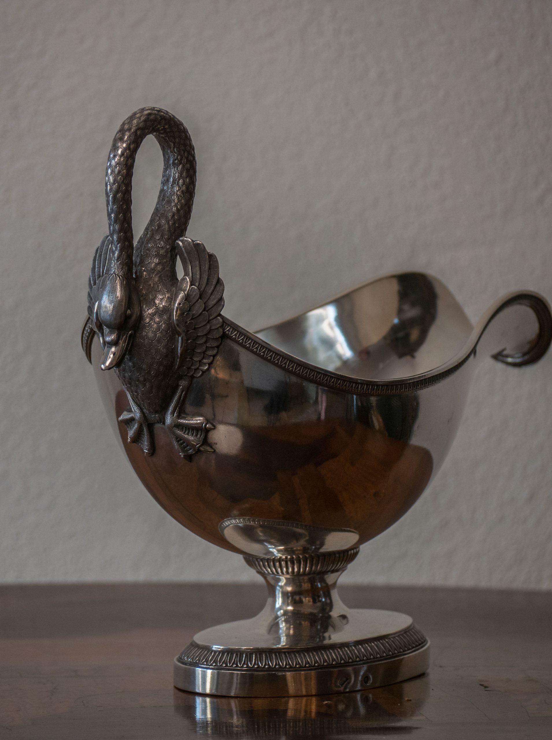 Salsiera impero in argento parigi 1810 ca liscia con bordo a foglie presa a cigno su base ovale angolazione diversa