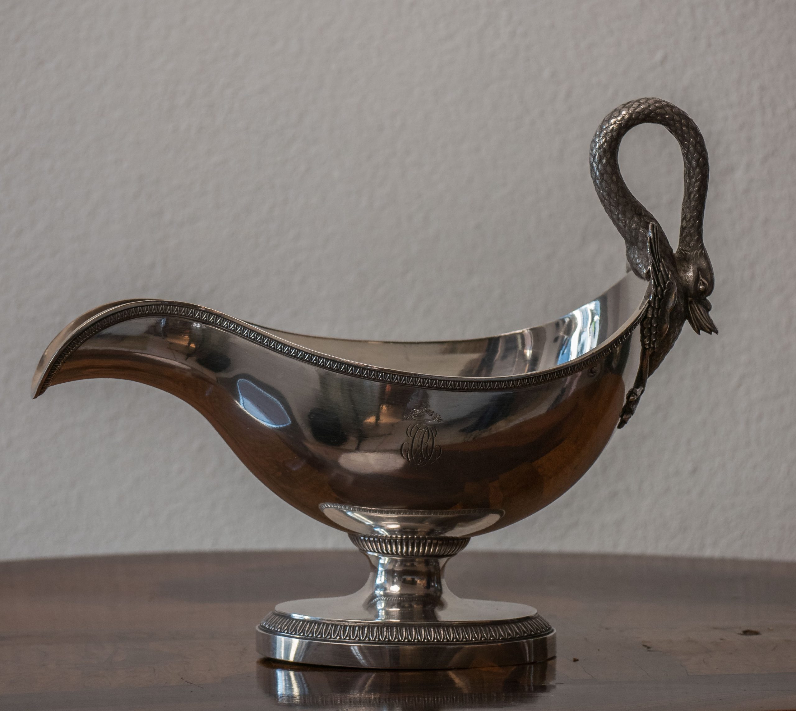 Salsiera impero in argento parigi 1810 ca liscia con bordo a foglie presa a cigno su base ovale