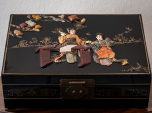 Scatola portagioie cina lacca nera e pietre semipreziose a 2 ripiani interni con specchio interno