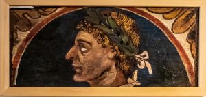Tavoletta da soffitto dipinta in tempera grassa rappresentante un imperatore romano