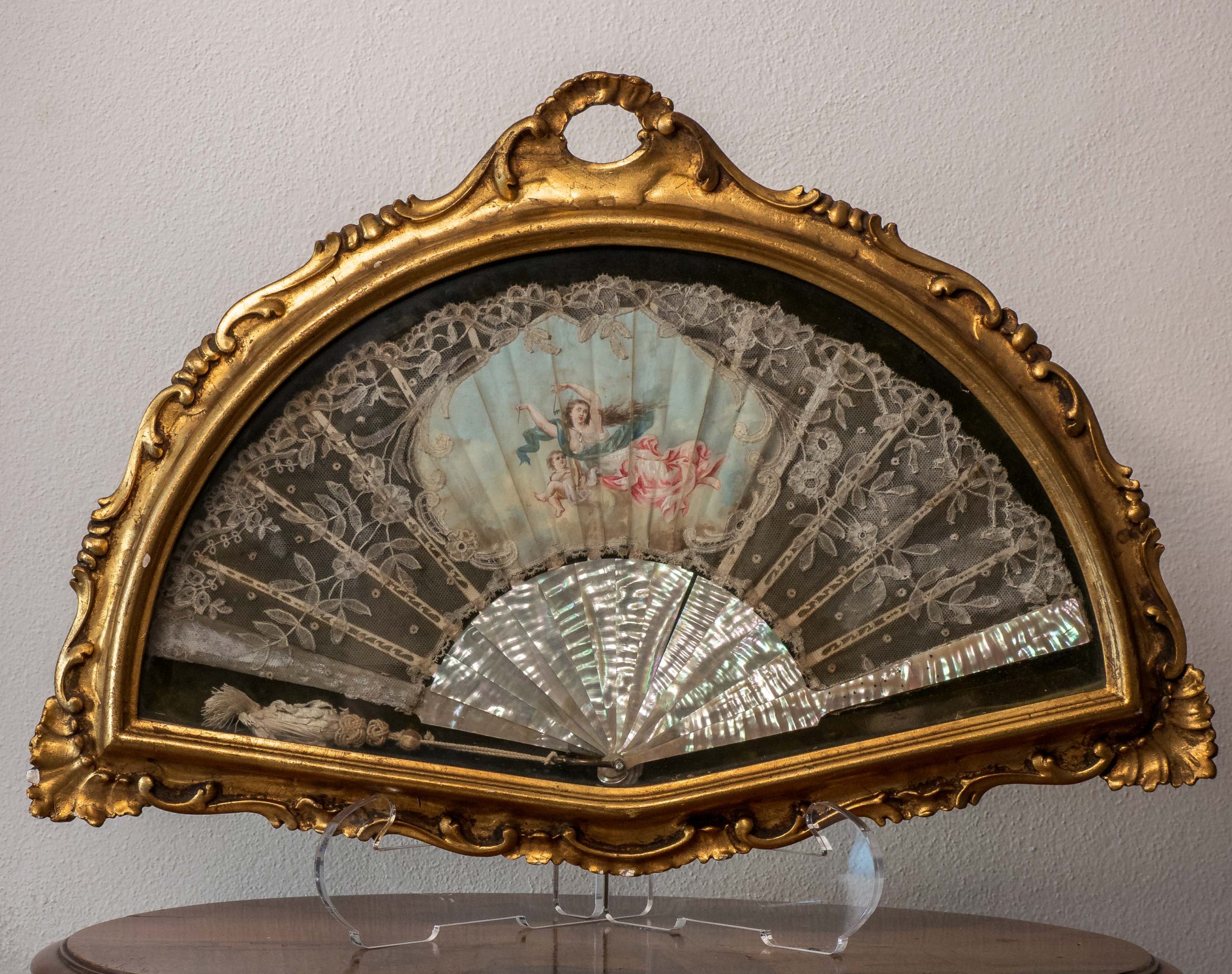 Ventaglio in madreperla e pizzo XlX secolo, traforato con decori a fiori e foglie - immagine 2